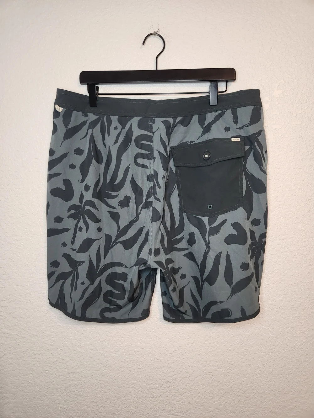 Vuori Men's Cruise Boardshorts featuring a blue hydrangea botanical size 36 V314